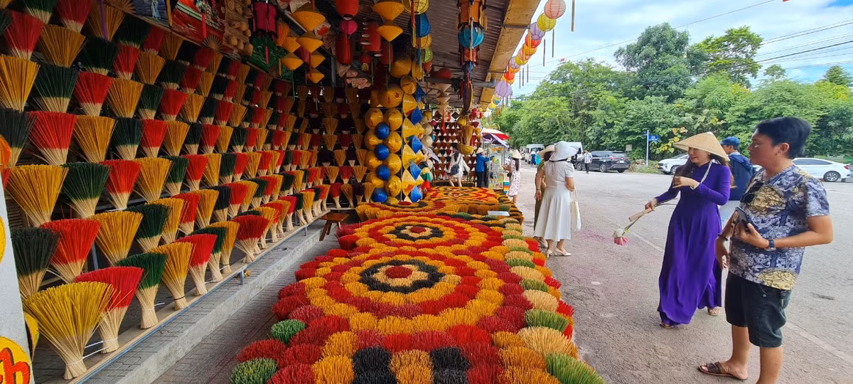 Ở làng hương Thủy Xuân, bà con đều làm hương hoàn toàn thủ công - một bí quyết để tạo nên chất lượng hương của làng.