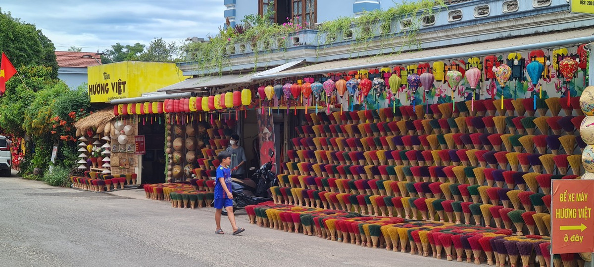 “Song ao” trieu view giua lang huong hang tram nam tuoi o Hue