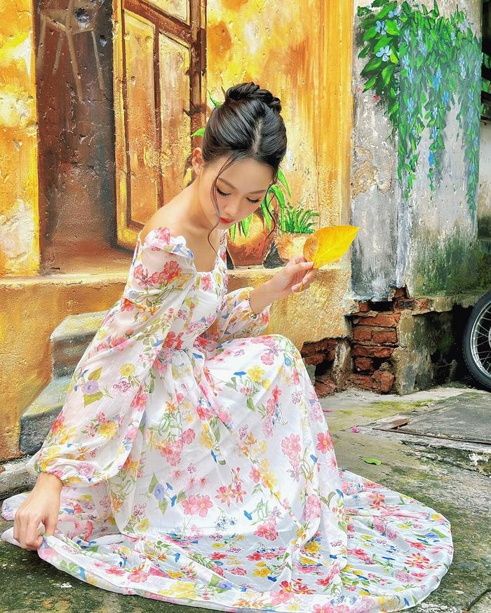 Với "giao diện" này, công chúng có thể thấy được Hoa hậu Bảo Ngọc chăm chỉ biến hóa làm fan nhìn thấy cô không bị "đóng khung" ở bất kỳ phong cách nào.