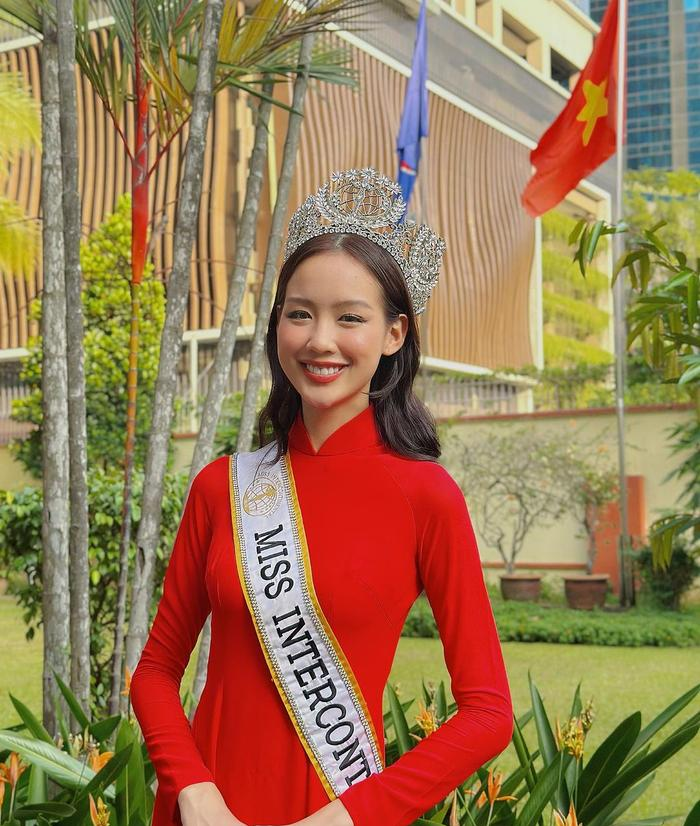 Tại Malaysia, chân dài 1m85 tự hào diện chiếc áo dài truyền thống Việt Nam để đến đại sứ quê hương ở nước bạn.