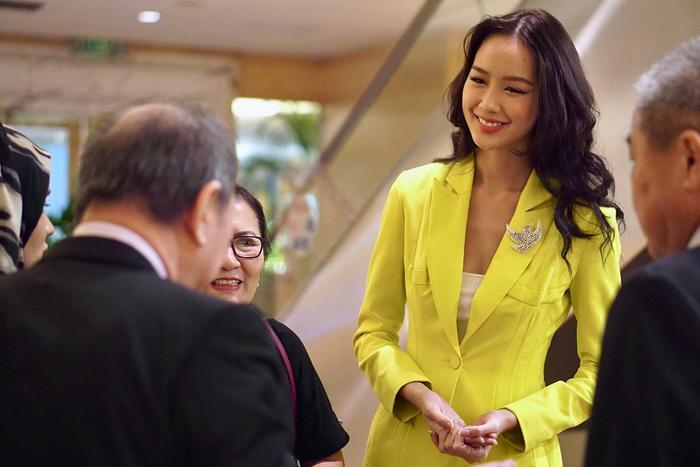 Trong các cuộc họp mặt quốc tế, cô ưu tiên các bộ cánh lịch sự, nhã nhặn.