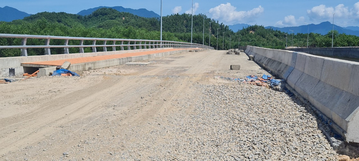 Theo kế hoạch, thời gian hoàn thành công trình là tháng 12/2020, gia hạn đến tháng 9/2022, rồi giãn ra đến tháng 12/2022. Thế nhưng, đến nay vẫn còn rất nhiều khối lượng công việc cần phải thực hiện.