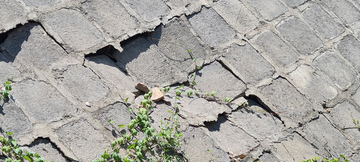 Ban Quản lý dự án đầu tư xây dựng các công trình giao thông Đà Nẵng đang tập trung chỉ đạo nhà thầu thi công hoàn thành tuyến chính trước ngày 30/9/2023 theo tiến độ yêu cầu của UBND thành phố. Tuy nhiên khó có thể hoàn thành. Bên cạnh đó, việc thi công chưa xong đã xảy ra những điểm hư hỏng như thế này.