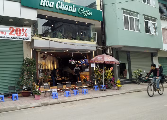 Không thiếu những ngôi nhà có hình thù kỳ lạ, mỏng, méo trên con ngõ từ số 10 Tôn Thất Tùng nối với 139 Khương Thượng.