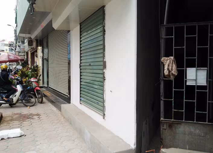 Ngôi nhà có diện tích rộng chưa đến 10m2, cạnh hình tam giác và chỉ mỏng khoảng 0,5 mét.