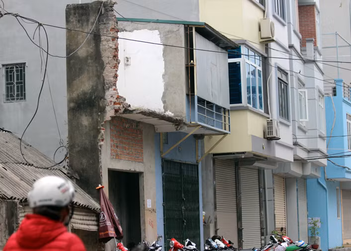 Hai ngôi nhà 2 tầng siêu mỏng sau khi bị "cắt gọt" đã nhanh chóng sửa lại. Tuy nhiên, cả 2 ngôi nhà này đều xây tầng 2 vươn ra ngoài chiếm diện tích vỉa hè.