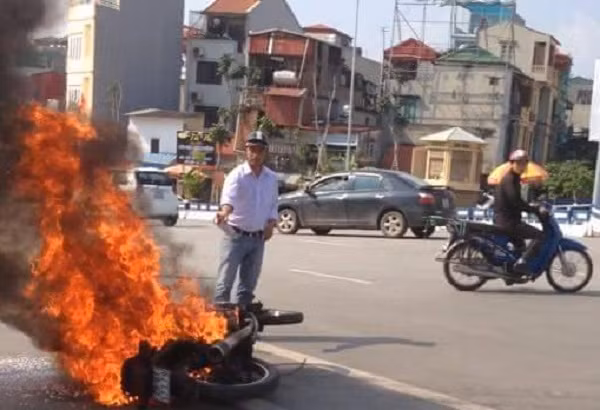 Xe may boc chay ngun ngut tren pho Ha Noi