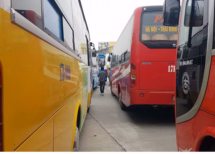 Chan doan xe khach keo len Ha Noi 