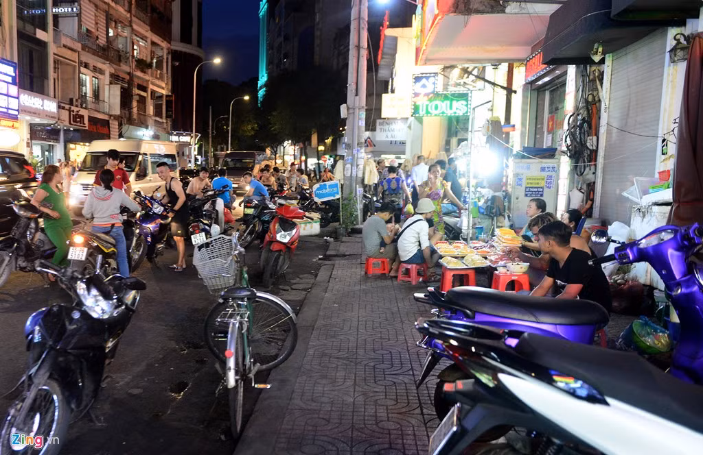 Vỉa hè đường Thủ Khoa Huân trở thành nơi bán hàng. Nhiều người chiếm dụng dựng xe máy tràn lan ra lòng đường.