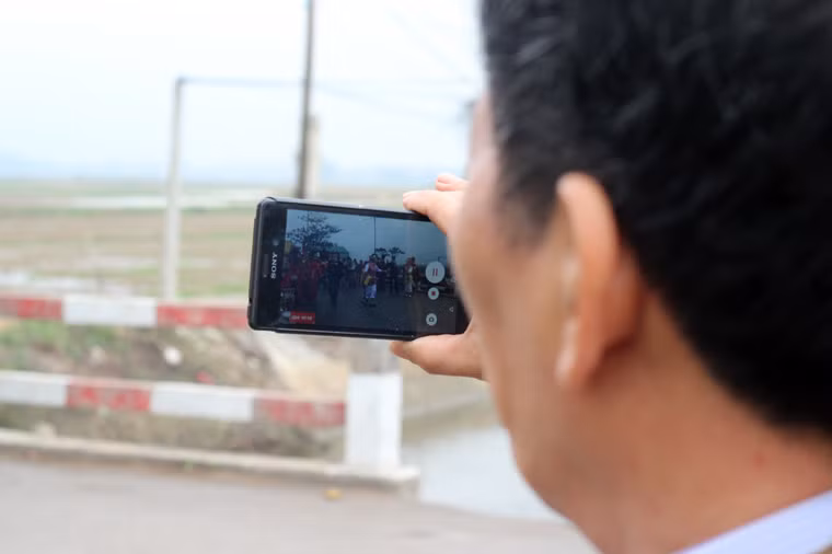 Một số du khách tranh thủ ghi lại những khoảnh khắc ấn tượng.