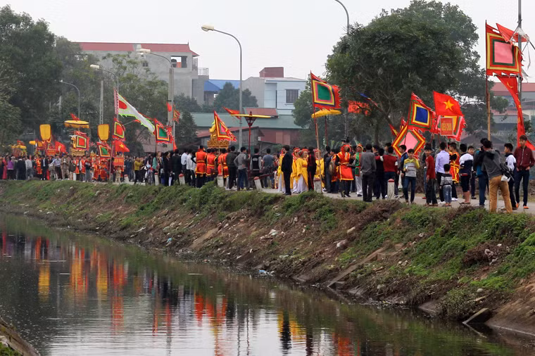 Kiệu rước vua, chúa và 4 vị quan di chuyển từ đình làng về đền Sái.