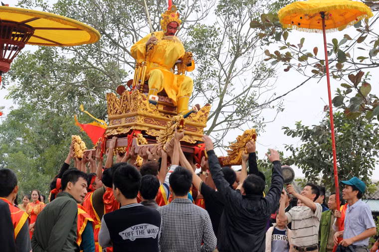 Những thanh niên làng khỏe mạnh, hừng hực với màn quay kiệu chúa sống.