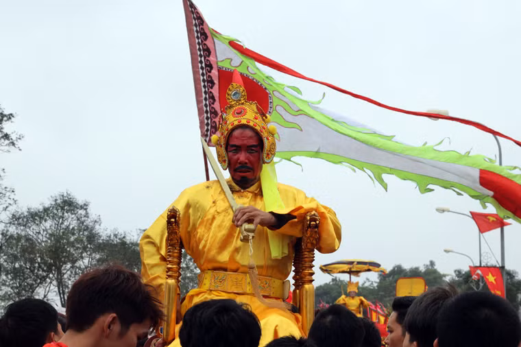 Khi được thần Huyền Thiên Trấn Vũ ra tay diệt ma gà trắng núp ở Thất Diệu Sơn, vua Thục mới xây xong thành Cổ Loa. Thần Trấn Vũ được thờ trên núi Sái - một hòn của Thất Diệu Sơn. Vua, chúa nhiều đời sau từng về đây bái yết, nhưng thấy việc đi lại làm hao phí tiền bạc, công sức của nhân dân nên vua ban chiếu cho dân làng làm nghi lễ rước vua giả. Hàng năm, lễ rước vua, chúa sống diễn ra vào 11/1 âm lịch. Mỗi một năm, người dân nơi đây chọn ra những người cao tuổi xứng đáng để vào vai vua, chúa sống. Năm nay, ông Lê Quang Bản (69 tuổi) được lựa chọn vào vai chúa, còn ông Nguyễn Phú Quý (71 tuổi) được lựa chọn vào vai vua.