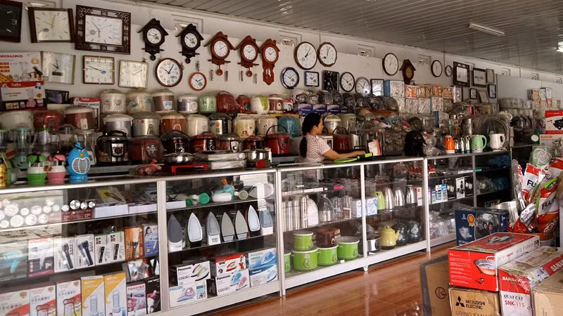 Bên trong "Cửa hàng tổng hợp huyện Quốc Oai" được bài trí hàng hóa theo kiểu tủ kính ngăn người mua, người bán giống kiểu bày hàng hóa thời bao cấp.