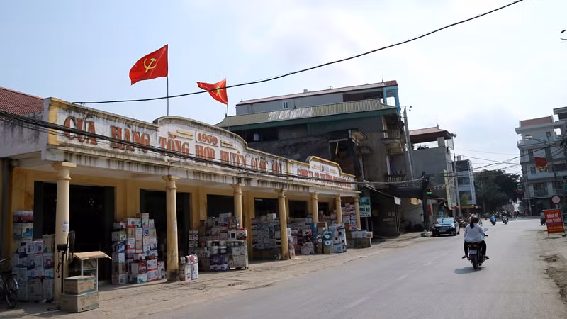 Được xây dựng từ năm 1959, tòa nhà từng là "Cửa hàng tổng hợp huyện Quốc Oai" (Hà Nội) vẫn giữ được hình hài kiến trúc từ khi xây dựng.