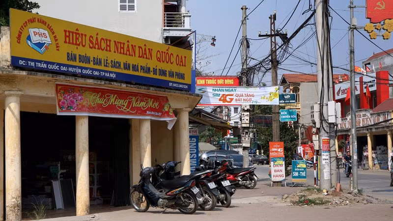 Tòa nhà "Hiệu sách nhân dân huyện Quốc Oai" vẫn tiếp tục kinh doanh sách, truyện từ thời bao cấp.