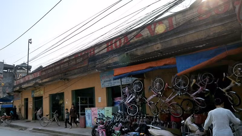 Tồn tại hơn 30 năm, từ 1986, nhà nước xóa bỏ bao cấp. Các cửa hàng mậu dịch quốc doanh được chuyển đổi, cho thuê hoặc tự kinh doanh. Hiện nay, không ít địa phương vẫn tồn tại những tòa nhà xưa là cửa hàng mậu dịch, bách hóa như một chứng tích gợi nhớ về thời bao cấp xưa tuy đã chuyển đổi sang kinh doanh cá thể. Trong ảnh: Tuy đã chuyển đổi loại hình kinh doanh, tòa nhà cùng biển hiệu vẫn giữ gần như nguyên vẹn với nhiều quầy bán các loại hàng hóa khác nhau.