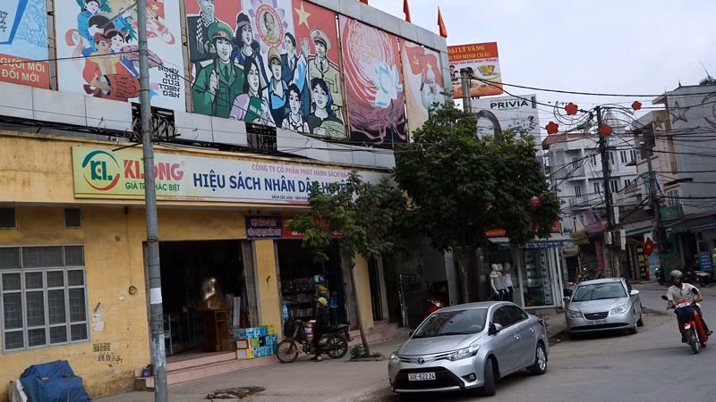 Tuy biển hiệu tòa nhà đã từng là cửa hàng mậu dịch quốc doanh đã không còn nhưng hiện "Hiệu sách nhân dân huyện Hoài Đức" (Hà Nội) vẫn được duy trì tại trung tâm thị trấn Trạm Trôi, huyện Hoài Đức.