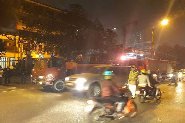 Lua chay du doi trong kho hang o Ha Noi dem Valentine-Hinh-2