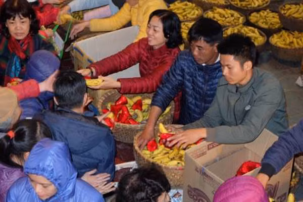 Người dân nhanh tay nhận lộc.