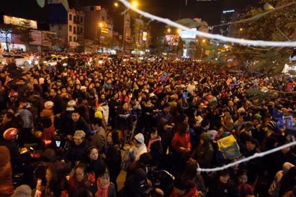 Lượng người đến cầu an ở chùa Phúc Khánh mỗi lúc một đông nên ngồi tràn cả ra lòng đường Tây Sơn (dưới chân cầu vượt Ngã tư Sở).