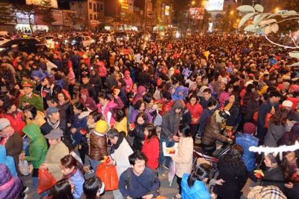 Mọi người đến tham dự lễ cầu an ai cũng cố gắng chiếm một vị trí hướng về Tam bảo chùa Phúc Khánh.