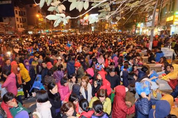 Khung cảnh chen chúc đến nghẹt thở.