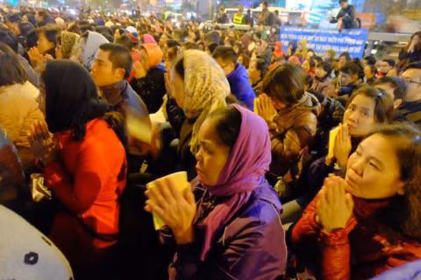 Người dân thành kính chắp tay cầu mong cho một năm gặp nhiều bình an, may mắn.