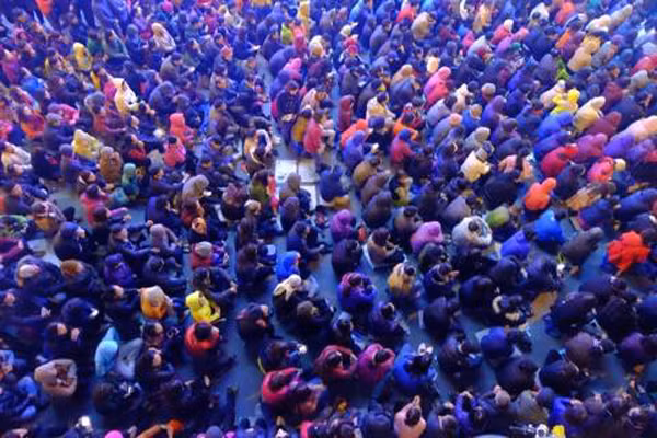 Dòng người ngồi dài từ đầu phố Thái thịnh đến nút giao với Tây Sơn (Hà Nội).