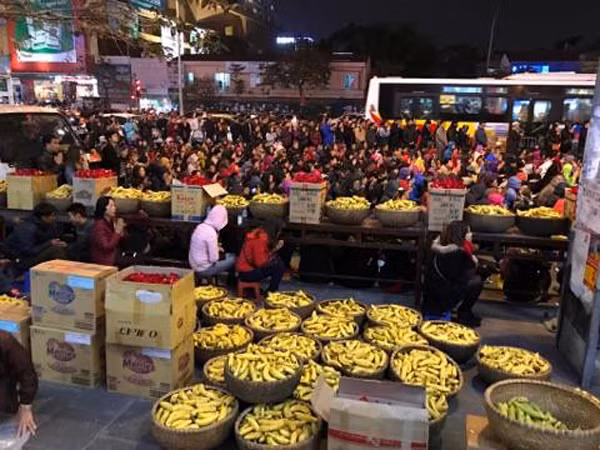 Đúng 20h, lộc tại buổi lễ cầu an được chia đều và phát cho những người dân tới tham dự.