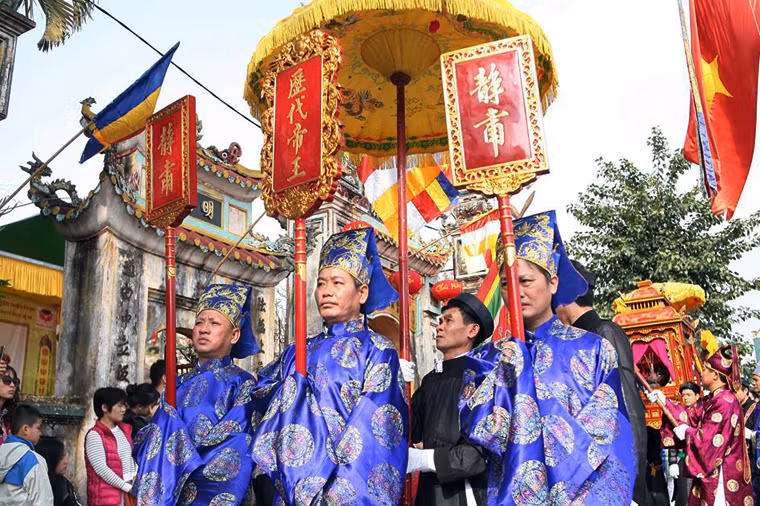Hàng trăm lượt người dân cùng nhiều du khách thập phương đã đến tham dự lễ hội làng Triều Khúc (huyện Thanh Trì, TP Hà Nội) được tổ chức vào ngày 5/2 (tức mùng 9 Tết).