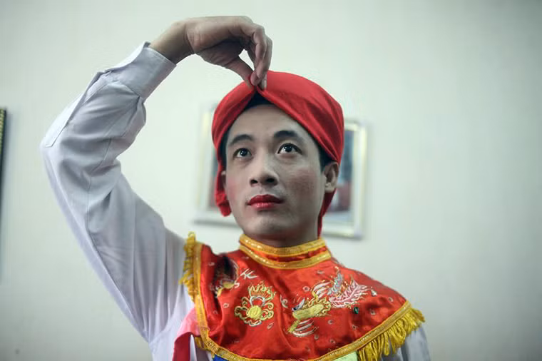 Những chàng trai hóa thân thành nữ tham gia trình diễn "con đĩ đánh bồng" đều được ban tổ chức lựa chọn kỹ lưỡng.