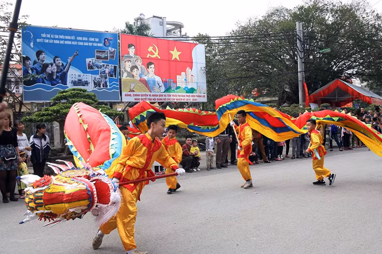 Bên cạnh đó, tại lễ hội, người dân và du khách còn được thưởng thức nhiều màn trình diễn múa rồng đặc sắc do chính dân làng Triều Khúc thể hiện.