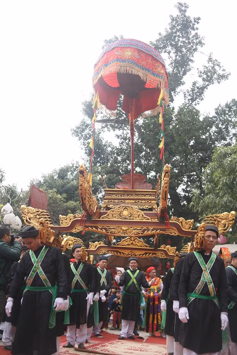 Theo truyền thuyết, Bố Cái Đại vương Phùng Hưng sau khi đánh thắng giặc Đường đã nghĩ ra cách cho các nam nhân đóng giả nữ và nhảy múa để khích lệ động viên tinh thần tướng sĩ. Đến nay, để tưởng nhớ đến công ơn của người giúp dân làng Triều Khúc có được cuộc sống ấm no, hạnh phúc nên hàng năm, nơi đây thường tổ chức lễ hội tại đình Lớn.