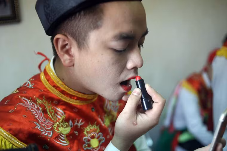 Tại lễ hội, 12 chàng trai ưu tú của làng Triều Khúc được lựa chọn hóa trang tô son, đánh phấn má hồng, đầu đội khăn mỏ quạ, mặc quần áo mớ ba mớ bảy rồi thực hiện các động tác lẳng lơ pha trò vui nhộn để trình diễn màn múa "con đĩ đánh bồng".