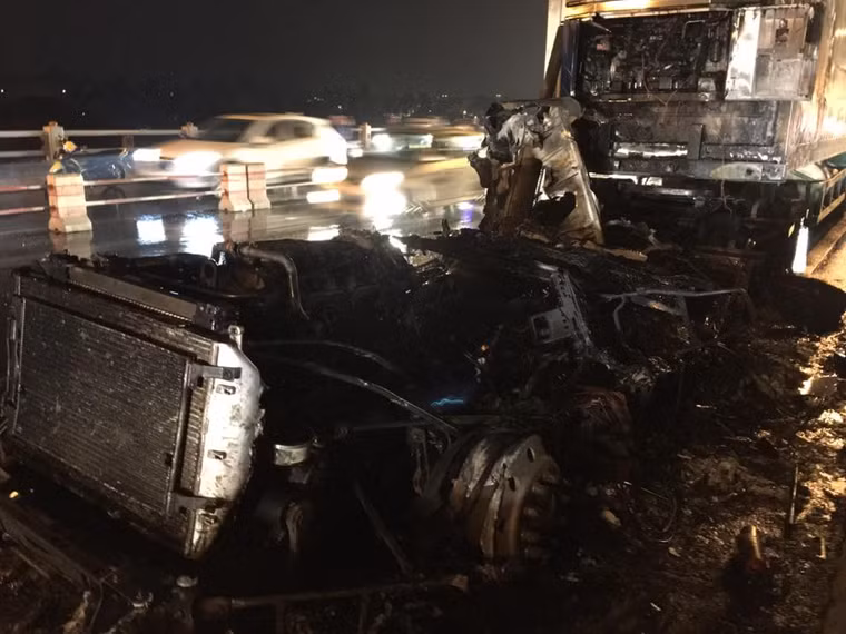 Đến khoảng 19h30 đám cháy cơ bản đã được khống chế. Tuy nhiên, phần đầu của chiếc xe container đã cháy trơ khung.