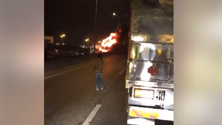 Thời gian trên, chiếc xe container mang BKS:51R - 015.28 đang di chuyển theo hướng Hà Nội - Bắc Ninh, tuy nhiên khi xe lên đến giữa cầu Thanh Trì bốc cháy dữ dội ở phần đầu xe.