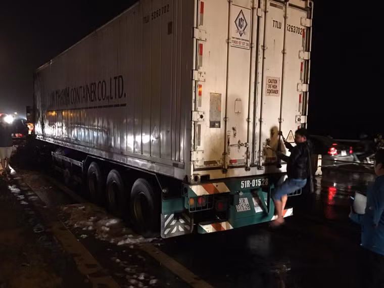 Liên quan đến sự việc trên, lãnh đạo đội CSGT số 14 - thông tin, chiếc xe gặp nạn là container đi ra hướng QL5, khi đang đi trên cầu Thanh Trì bất ngờ bốc cháy. Nhận được tin báo đội đã cử nhiều cán bộ ra để đảm bảo an toàn giao thông tại khu vực này.