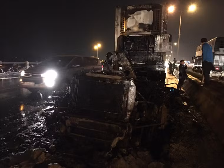 Vụ cháy khiến nhiều người đi đường vô cùng hoảng loạn.