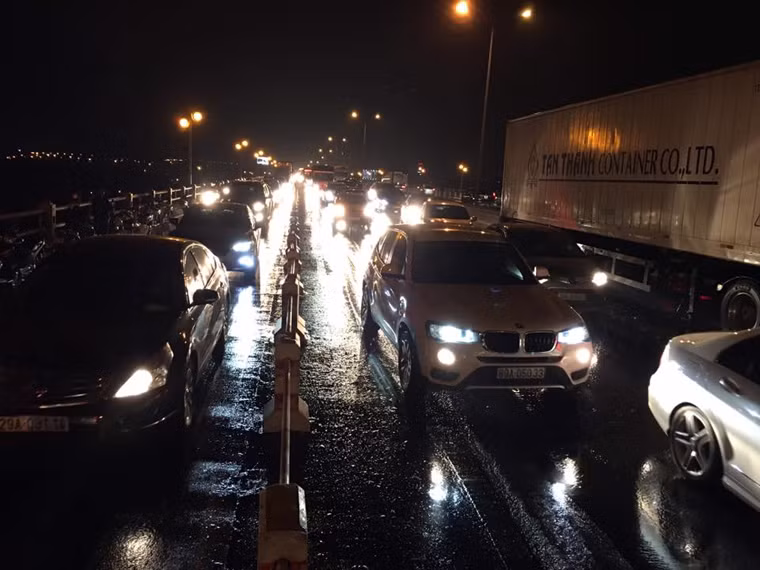 Các phương tiện tham gia giao thông trên cầu Thanh Trì bị ùn tắc. Hiện nguyên nhân xảy ra vụ cháy xe container đang được cơ quan chức năng làm rõ.