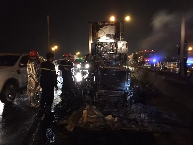 Ngay sau khi sự việc xảy ra nhiều người đi đường đã gọi điện đến lực lượng PCCC và Đội CSGT số 14 (Hà Nội) khẩn trương đến hiện trường dập lửa.