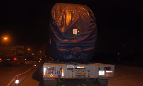 Được biết, sau khi được vận chuyển về đến Hà Nội, 2 đầu máy và 2 toa chở khách của dự án đường sắt trên cao Cát Linh – Hà Đông sẽ nhanh chóng được lắp ghép để vận hành thử.Trọng lượng của mỗi đầu máy khoảng 35 tấn, dài 19m, cao 3,8m, rộng 2,8m. Toa chở khách nặng 32 tấn,