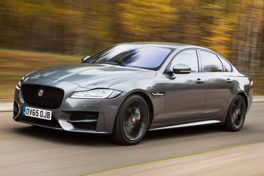Điểm đặc biệt của Jaguar XF 2016 với phần thân xe sử dụng 75% nhôm nhằm tăng cường khả năng linh động của xe lên tới 28%, xe có trọng lượng là 1882kg, nhẹ hơn mẫu xe đời cũ 120kg (so với mẫu xe XF AWD siêu nạp có trọng lượng 1989kg).