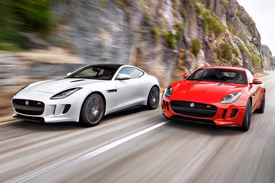 F-Type SVR trở thành mẫu xe sản xuất đại trà nhanh nhất từng được Jaguar Cars chế tạo. Động cơ Supercharged V8 5.0L trên F-Type SVR được đẩy công suất lên mức 575 mã lực tại 6.500v/ph (hơn 25 mã lực so với F-Type R) và mô-men xoắn cực đại 700Nm tại 3.500-5.000v/ph.