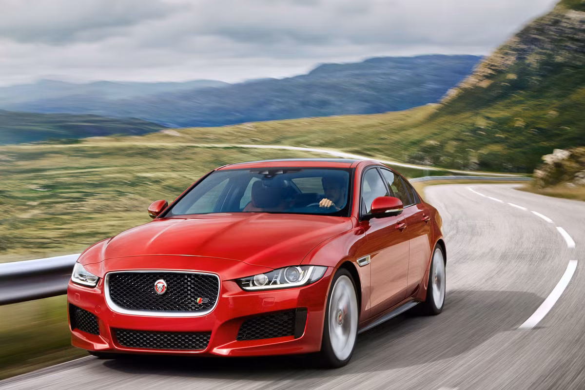 Jaguar XE sở hữu khối động cơ 3.0L V6 siêu nạp, công suất cực đại đạt 340 mã lực cùng mô-men xoắn cực đại 450 N/m, khả năng tăng tốc từ 0 – 100 km/h chỉ trọng 5,1 giây, trọng lượng xe chỉ vào khoảng 1,5 tấn.