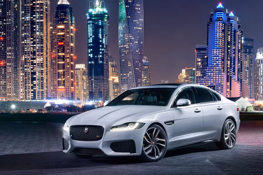 2. Jaguar XF. Mẫu sedan hạng sang Jaguar XF là sự kết hợp hài hòa giữa tính năng mạnh mẽ của dòng xe thể thao thuần túy đi kèm phần nội thất sang trọng bên trong.