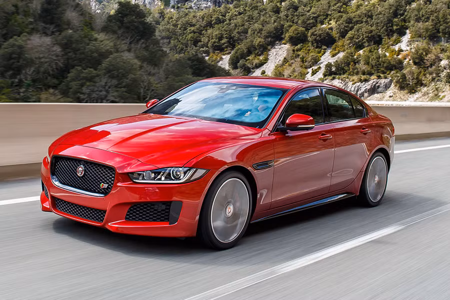  1. Jaguar XE. Xế hộp hạng sang Jaguar XE thể hiện phong cách rất lạ với dạng coupe 4 cửa khí động học thay vì kết cấu sedan truyền thống như BMW serie 3 hay Audi A4. XE nằm trong phân khúc hạng sang cỡ trung, dài 4.672 mm, rộng 1.850 mm và cao 1.416 mm. Dài cơ sở 2.835 mm.