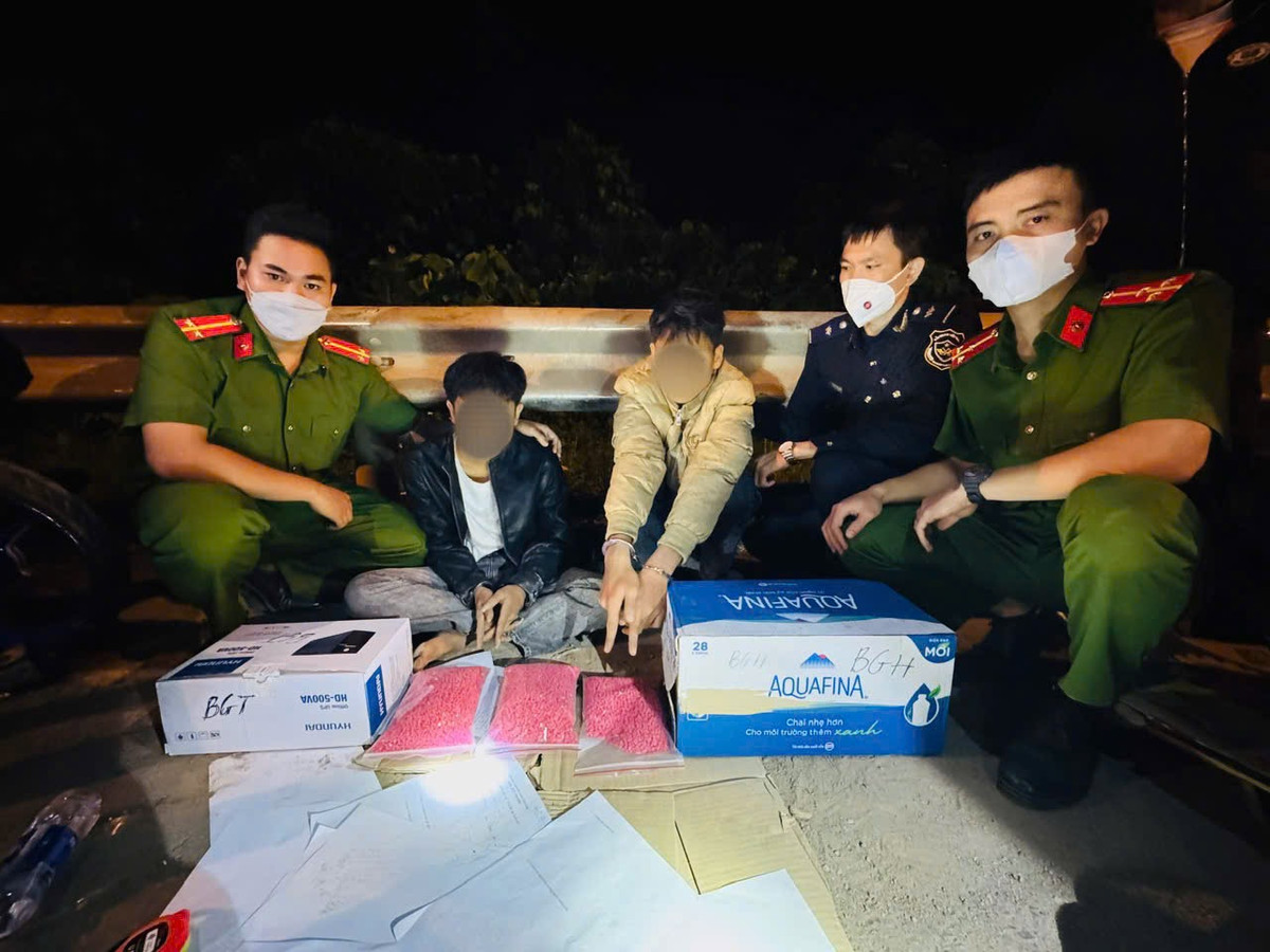 Bat 2 doi tuong van chuyen hang nghin vien nen nghi ma tuy