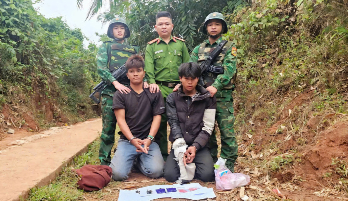 Bắt 2 đối tượng sang Lào mua ma tuý về Việt Nam sử dụng Bat 2 doi tuong sang Lao mua ma tuy ve Viet Nam su dung