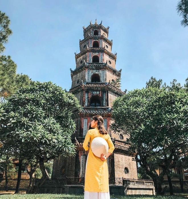 Thiên Mụ là ngôi cổ tự nổi tiếng linh thiêng, thu hút du khách viếng thăm khi đến Huế. Trong sân chùa có tòa tháp cổ với kiến trúc hình bát giác độc đáo, cao 7 tầng, mỗi tầng có thờ Phật, gọi tên là tháp Phước Duyên. Đây được xem là một biểu tượng đáng nhớ của đất cố đô.